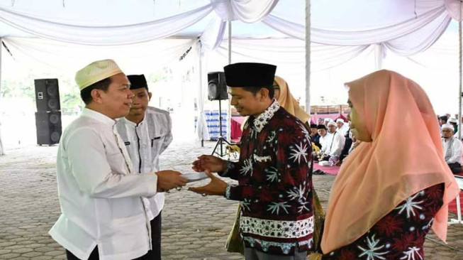 Bupati Batanghari Serahkan Bonus Kepada Perwakilan Khafilah Berprestasi