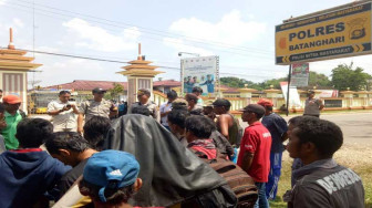 Massa Kelompok Tani Rantau Gedang Datangi Polres Batanghari