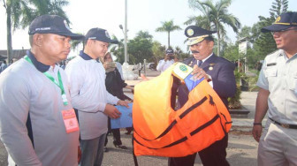 Wabup Serahkan 48 Sertifikat Pengemudi Transportasi Perairan Daratan
