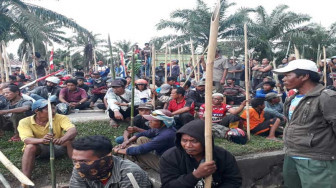 Ratusan Warga Bawa Senapan dan Bambu Runcing Datangi Mapolres Batanghari