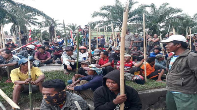 Ratusan Warga Bawa Senapan dan Bambu Runcing Datangi Mapolres Batanghari