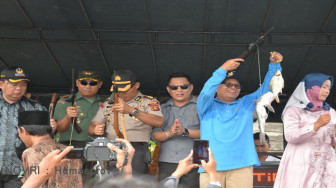 Kunjungan Kerja ke Tanah Tumbuh, Fachrori Panen Ikan di Lubuk Larangan