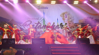 Tim Kesenian Batanghari Tampil Memukau Pada Festival Batanghari