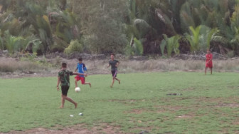 Jalin Keakraban, Satgas TMMD 103 Gelar Sepakbola Bersama Warga