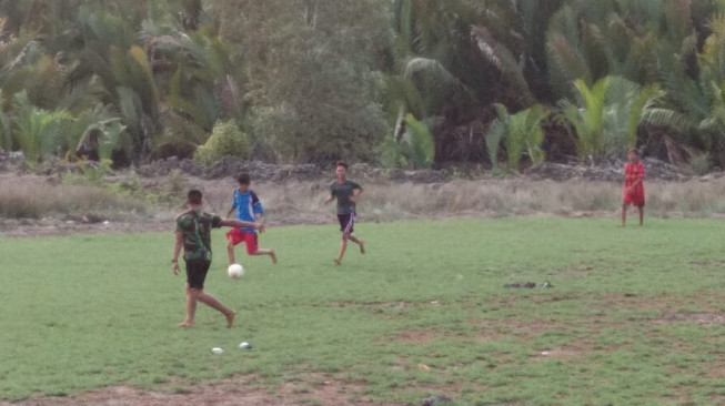 Jalin Keakraban, Satgas TMMD 103 Gelar Sepakbola Bersama Warga