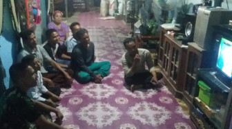 Anggota Satgas TMMD Bersama Warga Nonton Bareng