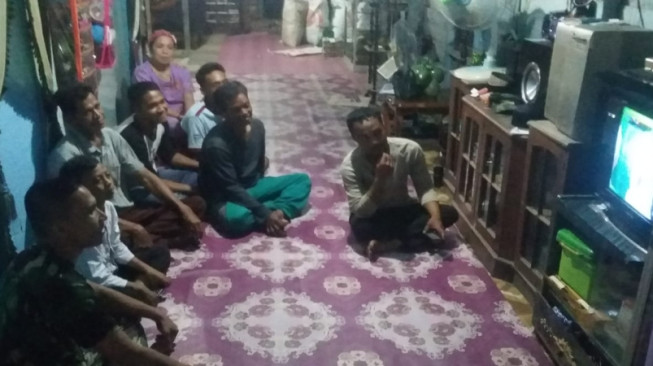 Anggota Satgas TMMD Bersama Warga Nonton Bareng