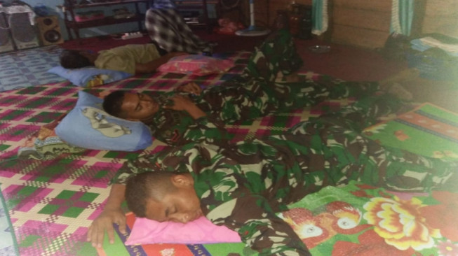 Selama TMMD, Para Tentara Tidur di Rumah Warga