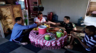 Alangkah Indahnya... Lihat Tentara Sarapan Pagi Bareng Warga