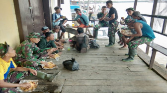 Tentara dan Rakyat Makan Nasi Bungkus Bersama