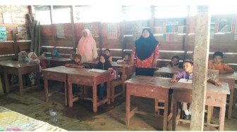 Tak Miliki Ruang belajar, Murid Kelas II Belajar Dirumah Guru