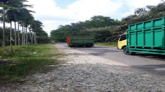 Truk Batubara Kosong Ugal- ugalan Lewat Ness
