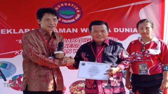 H Al Haris Terima Sertifikat Taman Wisata Dunia
