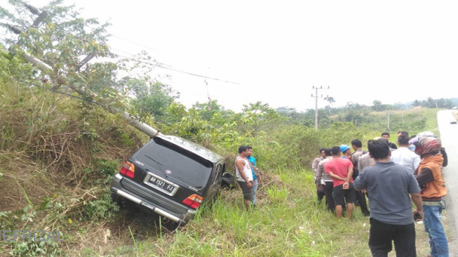 Hindari Tabrakan, Sopir Minubus Banting Stir Hantam Tiang Listrik