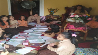 Guru Dipindahkan, Murid SD Belajar di Rumah Guru