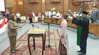 Salma Mahir Lantik Siti Sahma sebagai Anggota DPRD Muarojambi