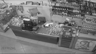Nekad Mencuri Hanya Pakai Celana Dalam, Aksinya Terekam CCTV