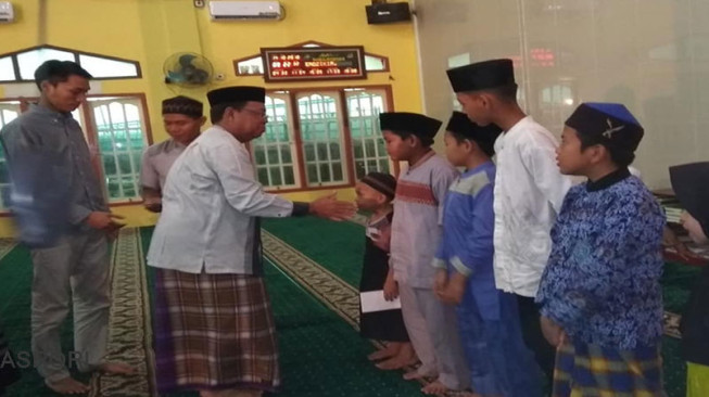 Masjid Al Munawarah-PT Paragon Technology Bantu Anak Yatim