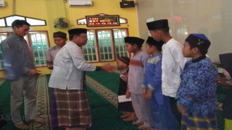Masjid Al Munawarah-PT Paragon Technology Bantu Anak Yatim