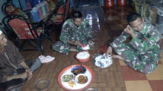 Tentara Masuk Desa, Ibu-Ibu Siapkan Makanan