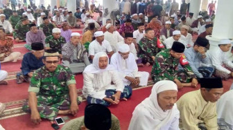 Komandan Satgas TMMD 103 Kodim 0419/Tanjab Shalat Jumat Bersama Warga