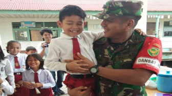 Dansatgas TMMD Kodim Tanjab Kunjungi Anak-Anak Belajar