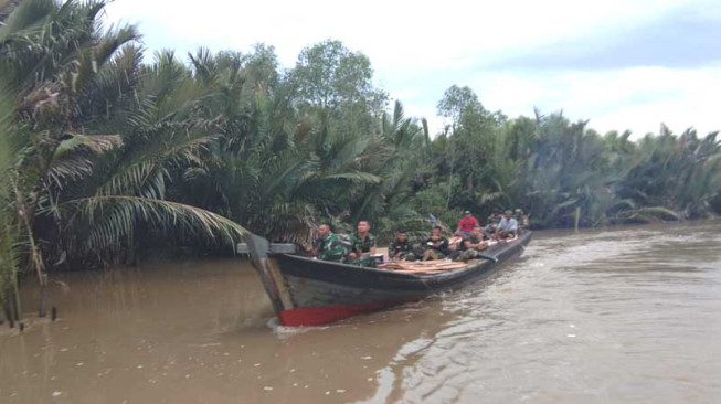 Warga Dusun Sungai Ayam Bantu Perahu untuk Angkutan Material TMMD