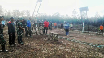 Satgas TMMD dan Pemuda Dusun Sungai Ayam Bangun Lapangan Bulutangkis