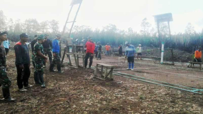 Satgas TMMD dan Pemuda Dusun Sungai Ayam Bangun Lapangan Bulutangkis