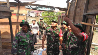 Warga dan TNI Kompak Rehab Rumah