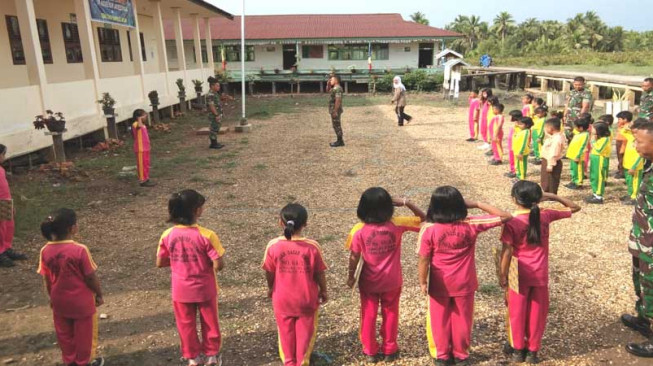 Tentara Ajari Anak-Anak Dusun Sungai Ayam Baris Berbaris