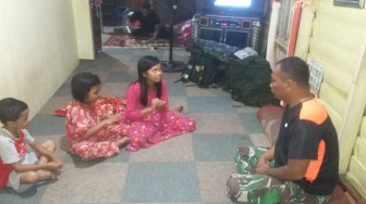 Danton Satgas TMMD Ajari Anak-Anak Belajar Berhitung