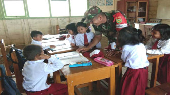Dansatgas TMMD 103 Kodim 0419/Tanjab Ajak Anak-Anak Gemar Membaca