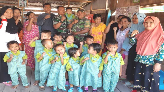 Satgas TMMD Beri Motivasi pada Anak-Anak