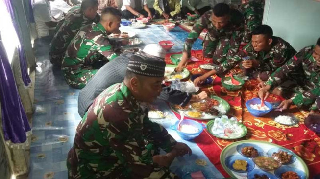 Satgas TMMD 103 Hadiri Kenduri Selamatan Kampung