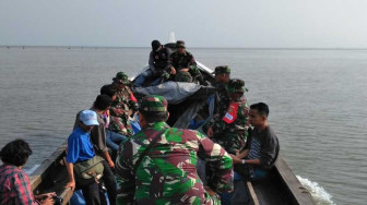 Dandim Tanjab Ajak Jurnalis Tinjau Lokasi TMMD Naik Pompong