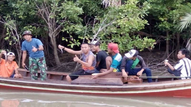 Memancing Untuk Melepas Penat Satgas TMMD Desa Pangkal Duri