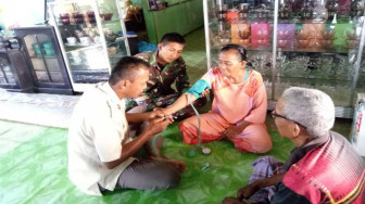 Jelang Maghrib, Satgas TMMD Cek Kesehatan Nenek Anun