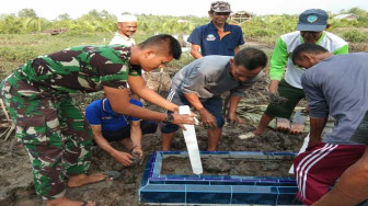 Satgas TMMD 103 Bantu Warga Pasang Nisan