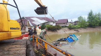 Sulitnya Lokasi, Ponton Alat Berat Satgas TMMD Sempat Karam