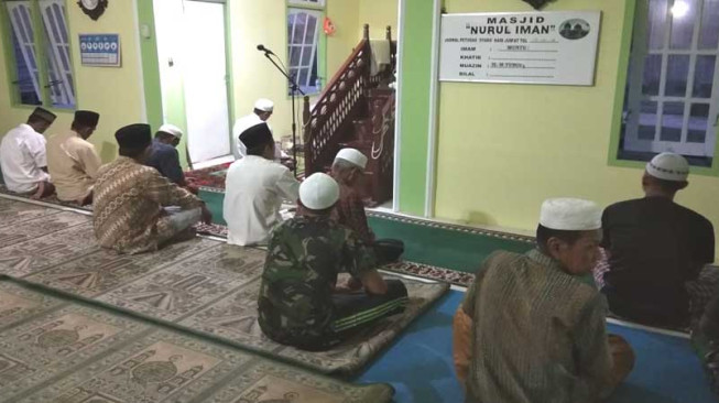 Satgas TMMD Shalat Subuh Berjamaah dengan Masyarakat