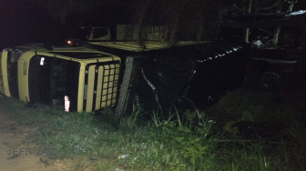 Diduga Sopir Ngantuk, Truk Pengangkut Beras Terguling