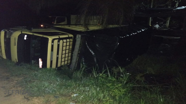 Diduga Sopir Ngantuk, Truk Pengangkut Beras Terguling