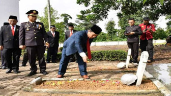 Bupati Batanghari Tabur Bunga Dimakam Pahlawan