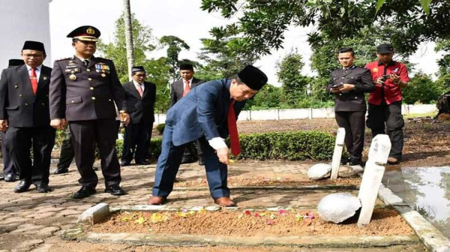 Bupati Batanghari Tabur Bunga Dimakam Pahlawan