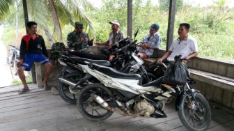 Saat Istirahat, Satgas TMMD Silaturahmi di Rumah Warga