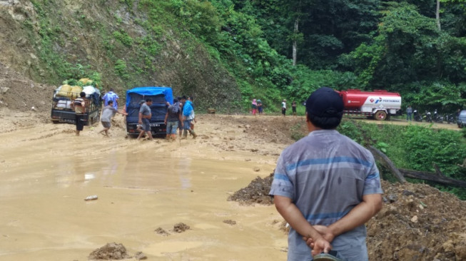 Warga Minta Alat Berat Disiagakan Tangani Longsor di Km 34 Sungaipenuh