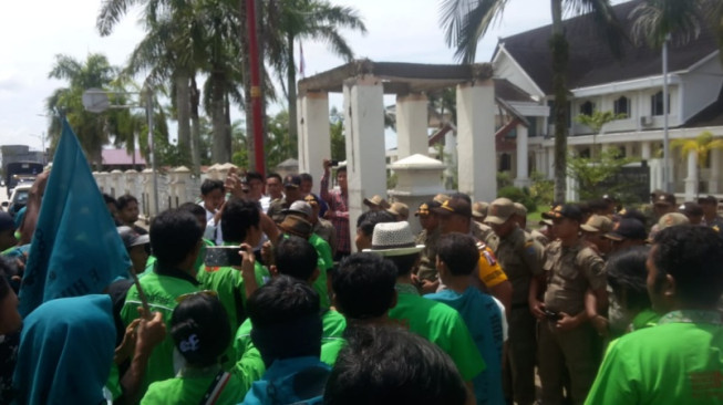 Puluhan Buruh Datangi Kantor Bupati, Terkait Rendahnya UMK di Tanjabbar 
