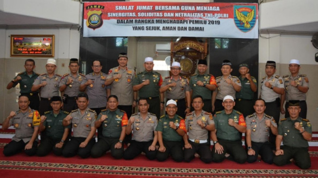 Polri dan TNI di Jambi Gelar Sholat Jumat Bersama