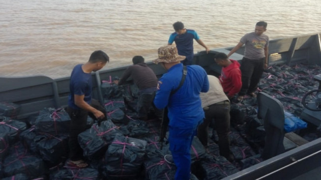 Speed Boat Siluman Bawa Ratusan Dus Minuman Keras Ilegal Berhasil Diamankan 